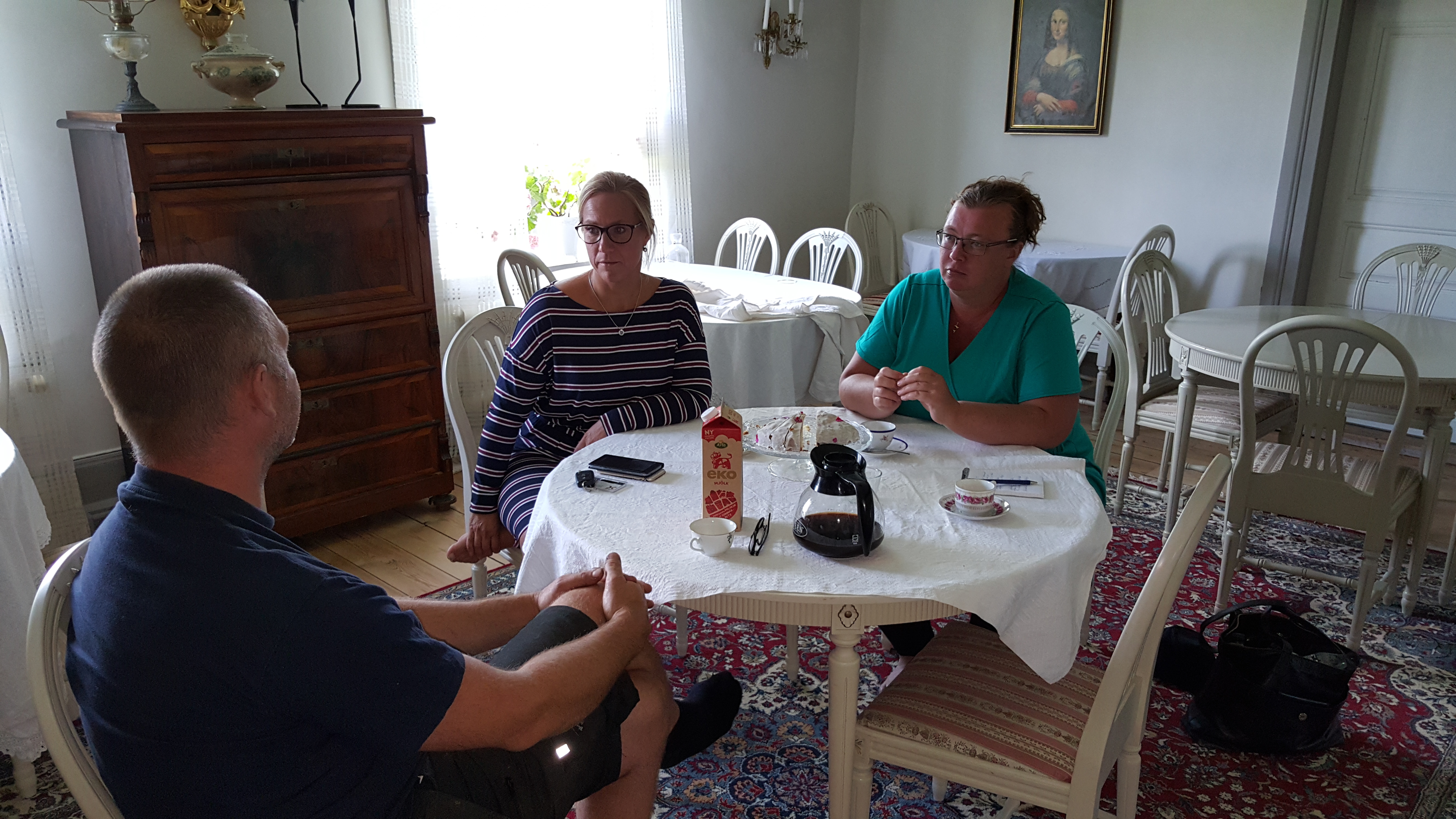 Jens Nordstrand, Åsa Johansson och Madelene Anderson snackar över en kaffeköpp.