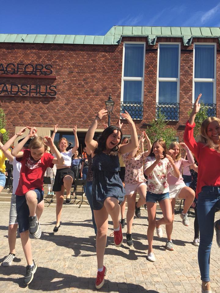 Bild på barn som dansar framför Hagfors stadshus