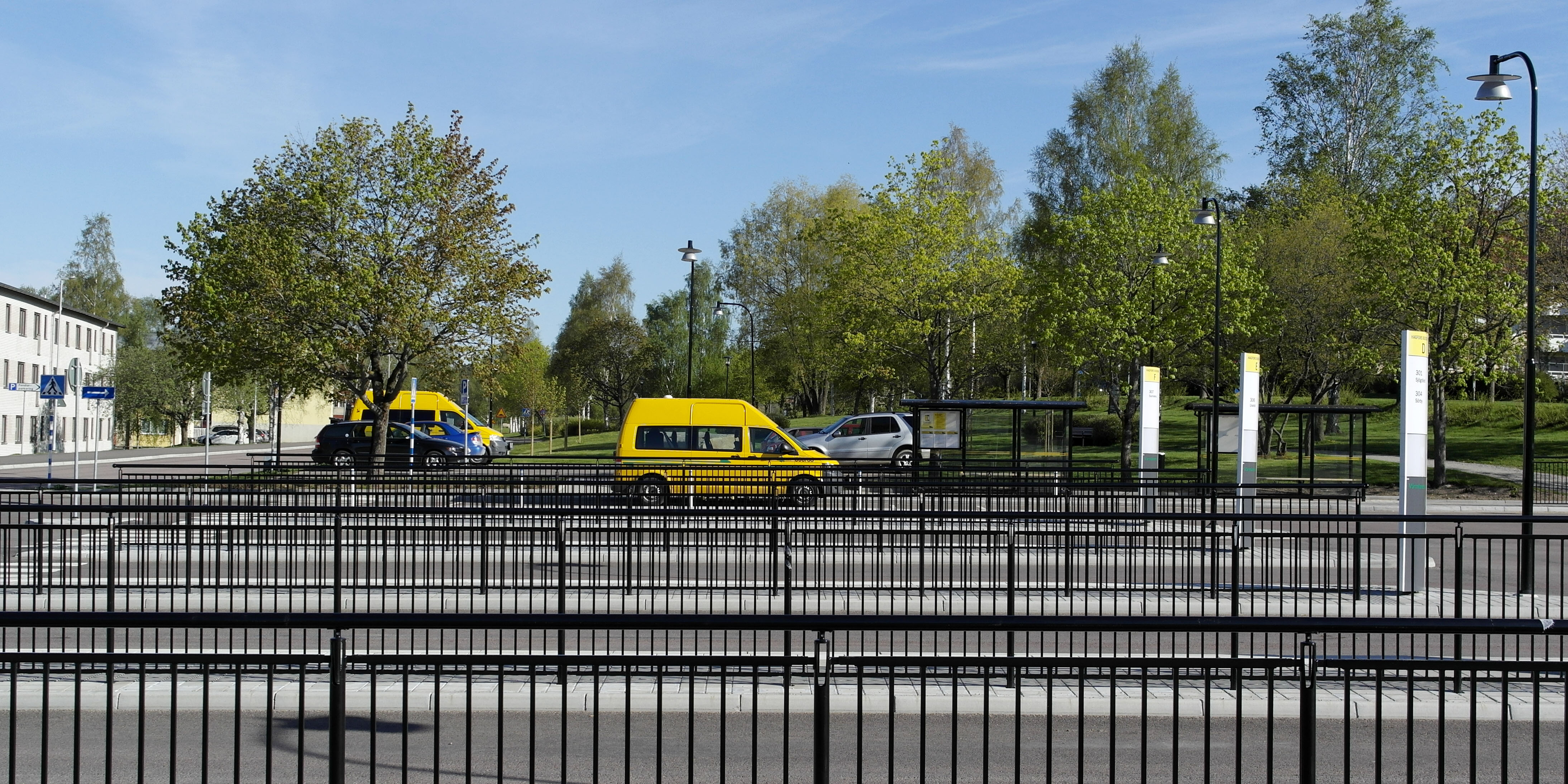 Väntande taxibuss på busstationen i centrala Hagfors