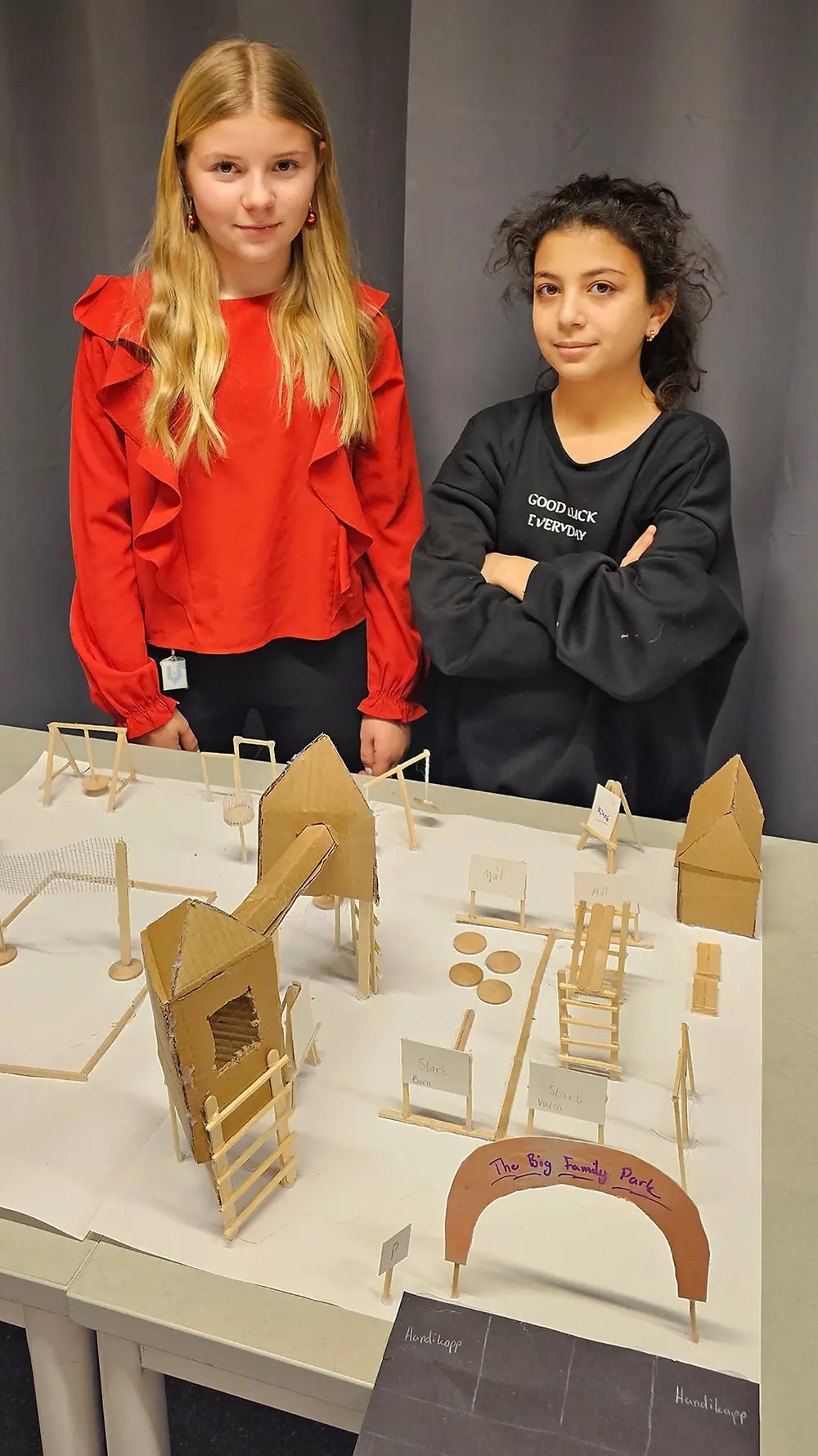 Vega Högkvist och Maria Shafah elever på Älvstranden bildningscentrum.