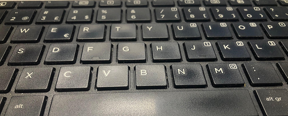 Bild på ett tangentbord på en dator.
