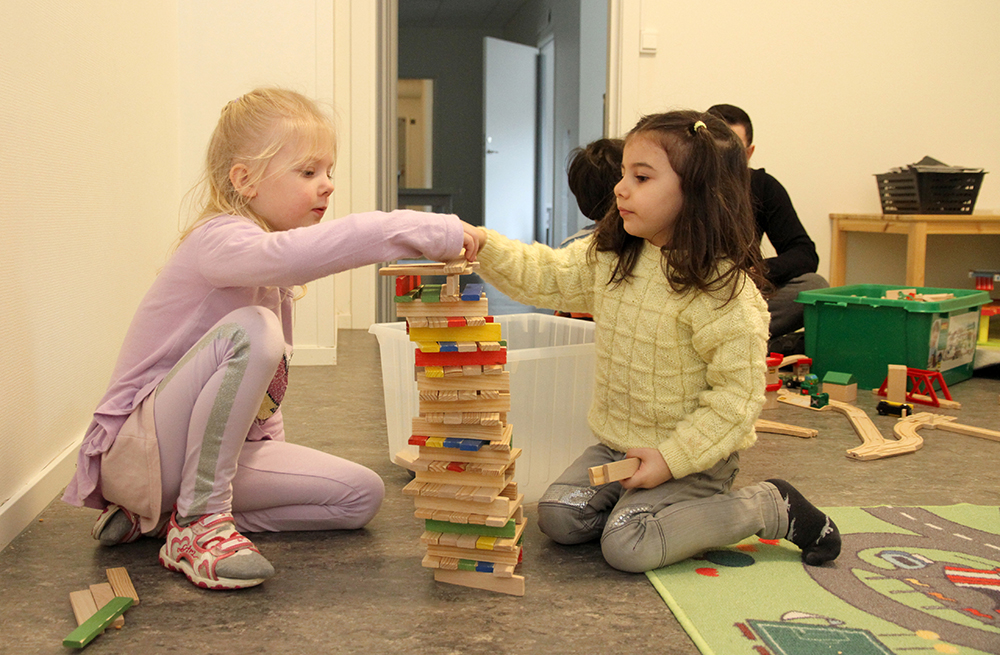 Två tjejer som bygger ett torn.