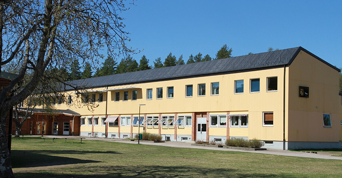 Bild på Kyrkhedens skola- en gul tegelbyggnad med två våningar