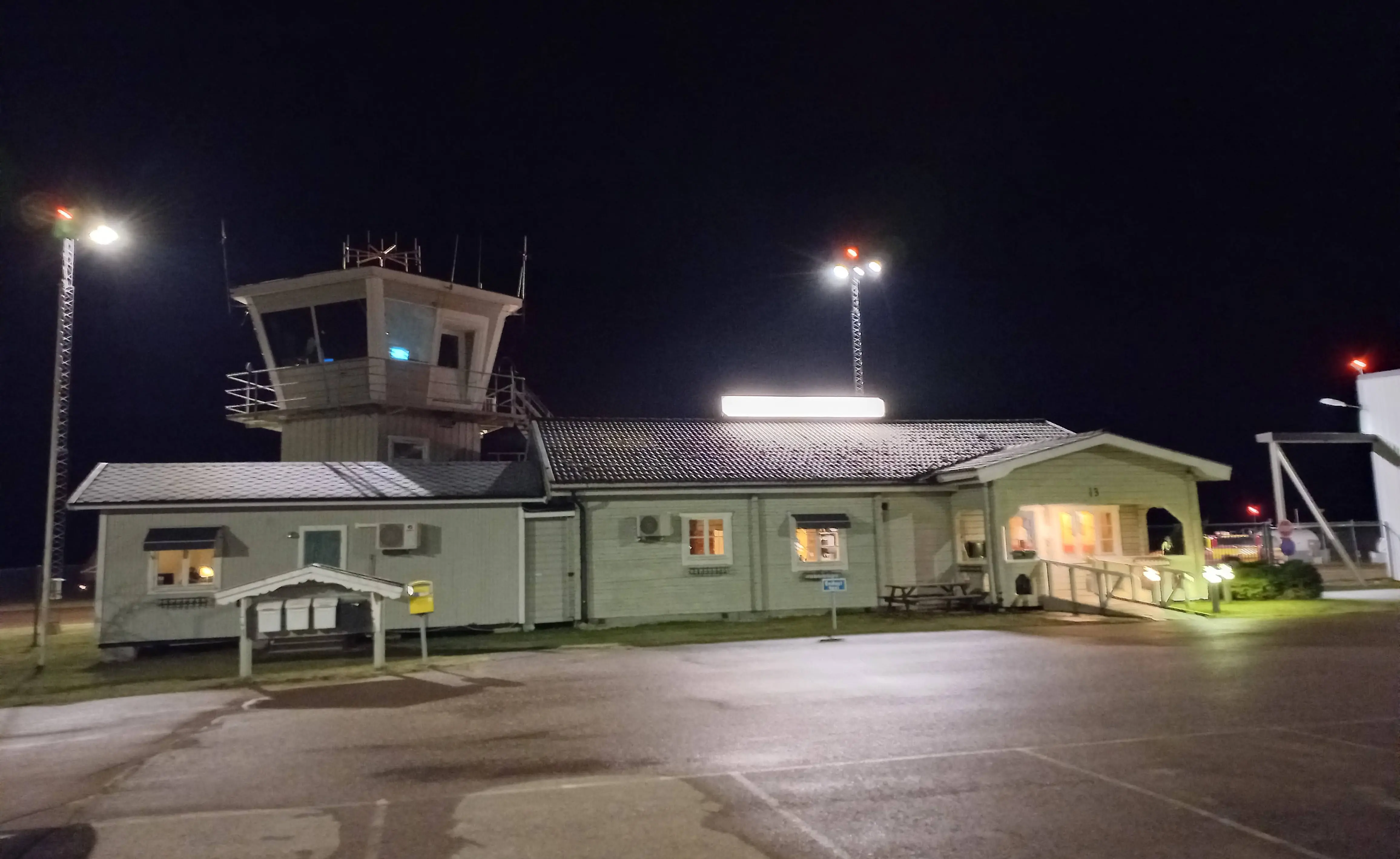 En ljusgrön byggnad med ett observationstorn.