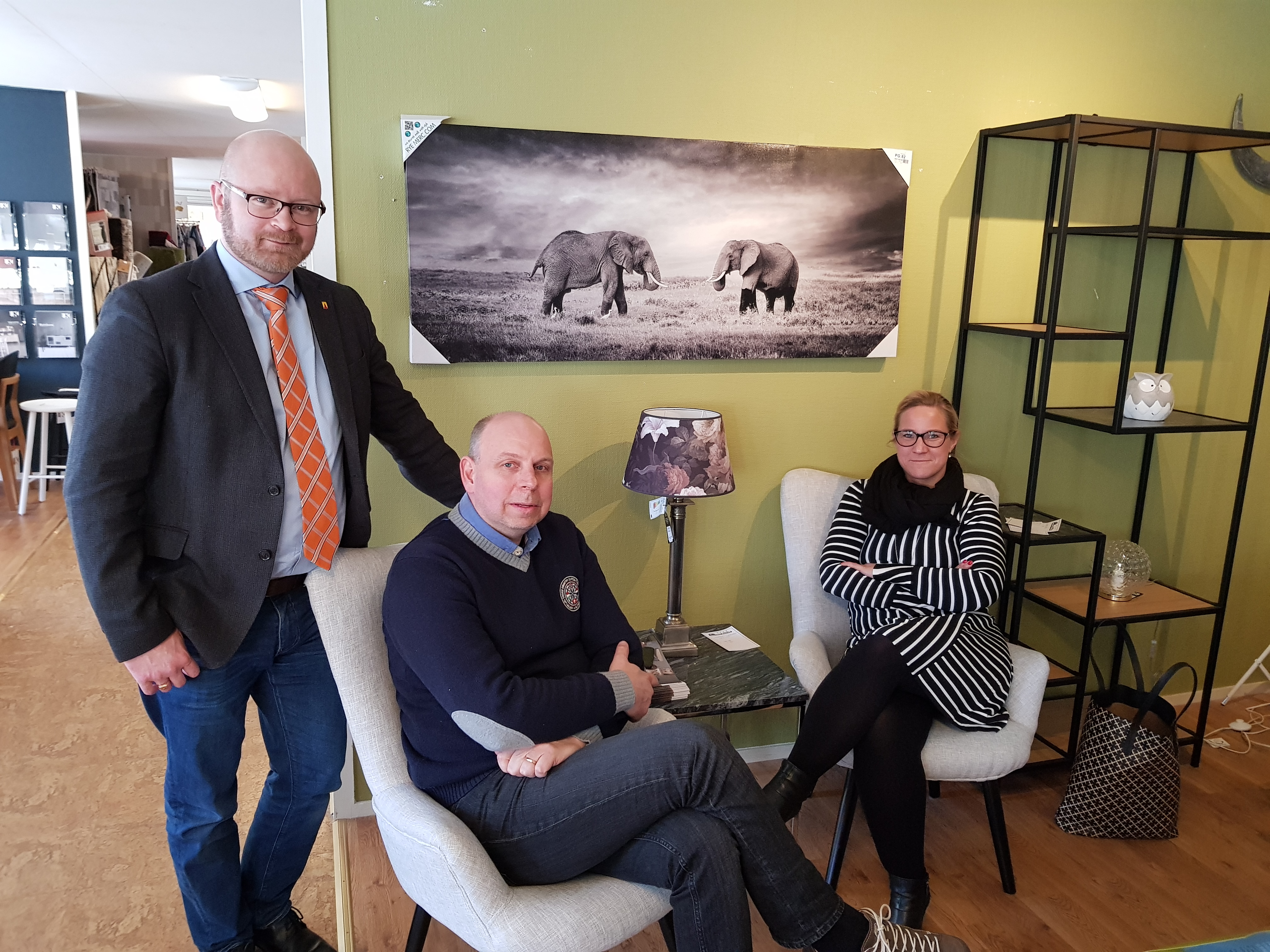 Lars Nyborg och Åsa Johansson träffar Pär Säfström i hans möbelaffär