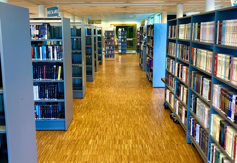 Böcker i bokhyllor på Hagfors bibliotek.