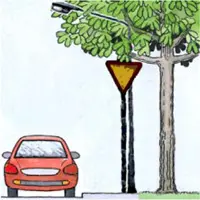 En röd bil och en gul trafikskylt i form av en triangel, nära ett träd.